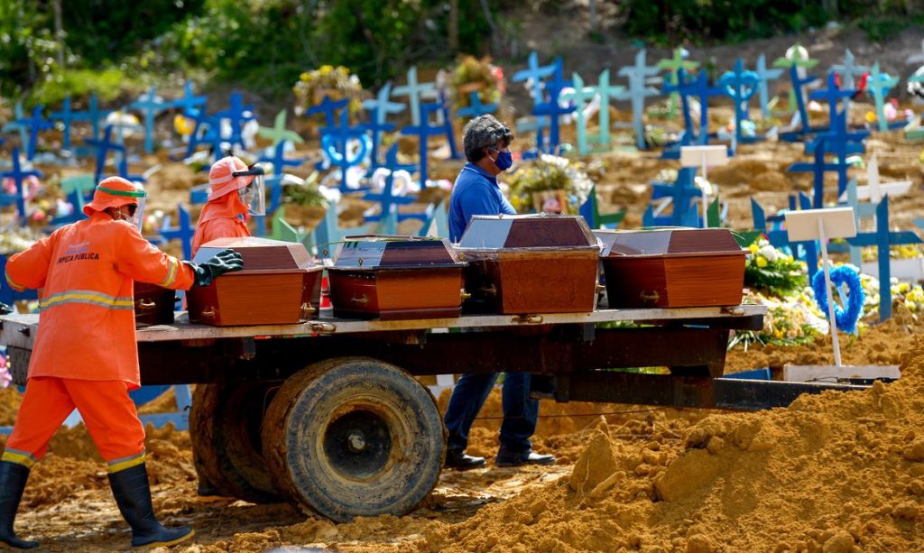 Brasil atinge 700 mil mortes por Covid com mudança no perfil de vítimas