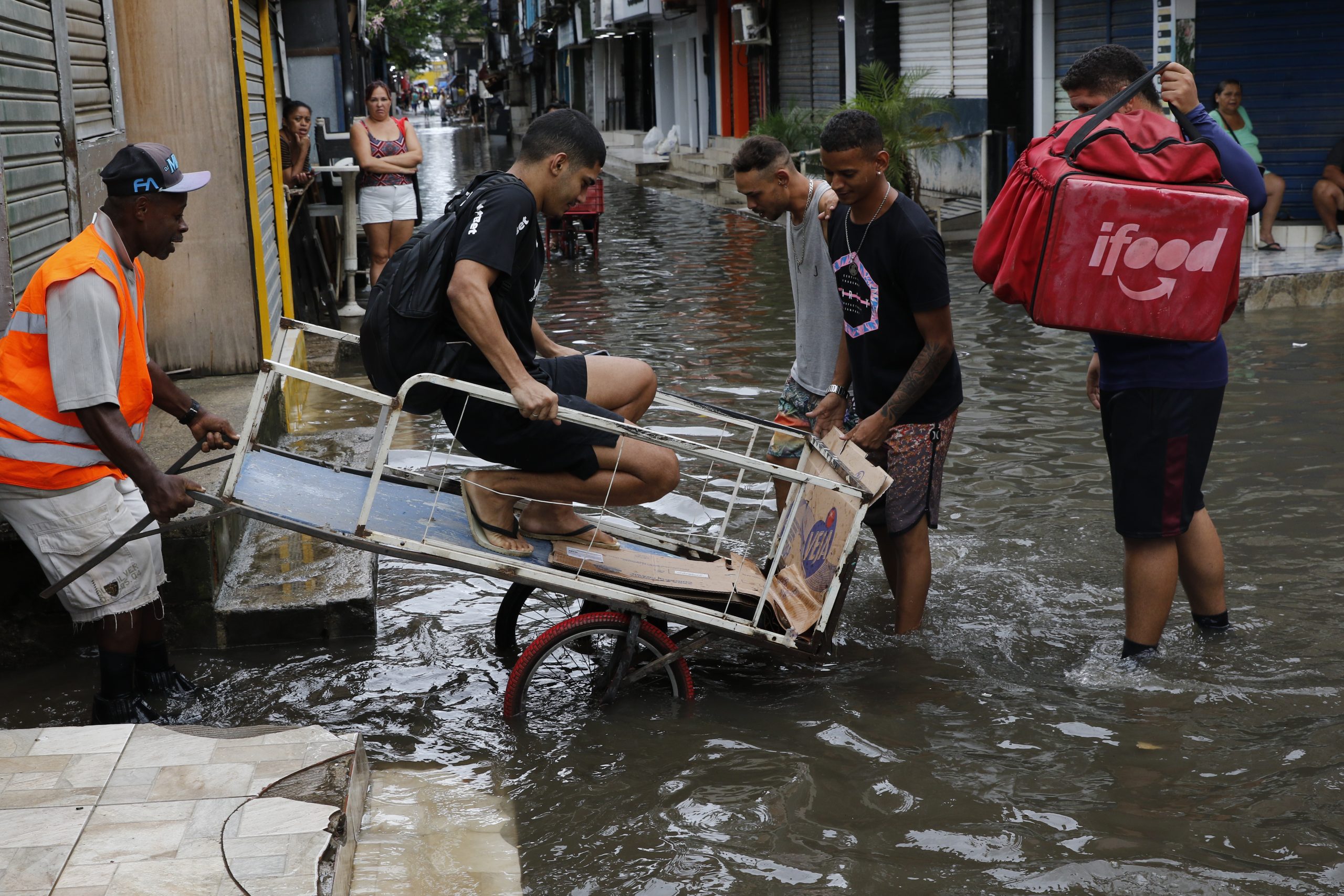 Entenda os motivos que fazem uma rua alagar nas grandes cidades