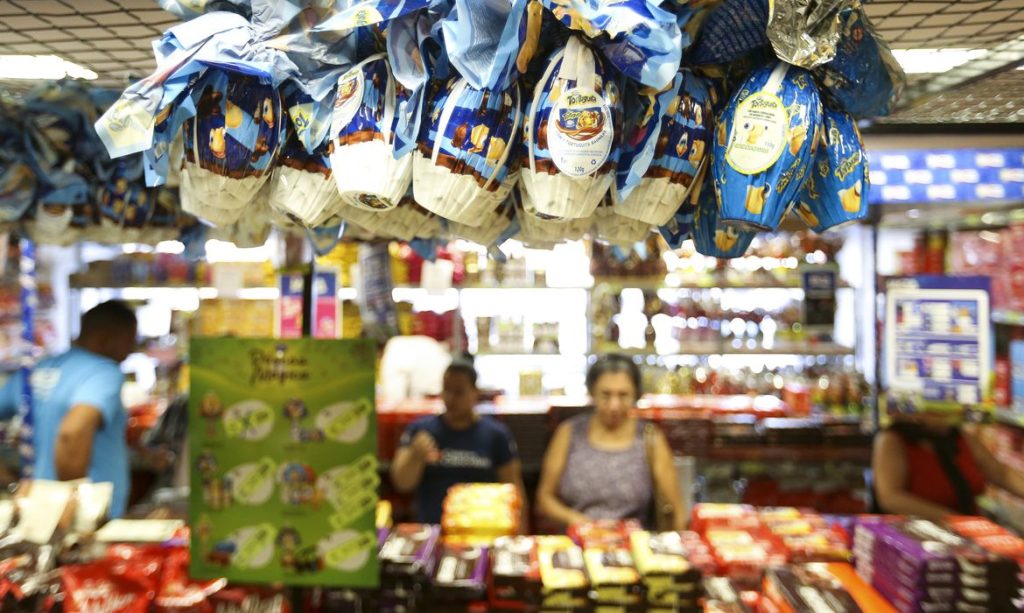 Veja os supermercados de Anápolis onde encontrar ovos da Páscoa mais barato, conforme Procon