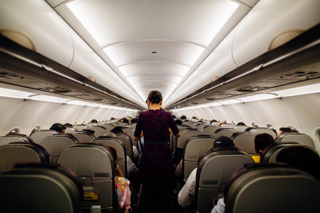 Passageiro que não come carne pede comida adequada no avião e cardápio gera polêmica