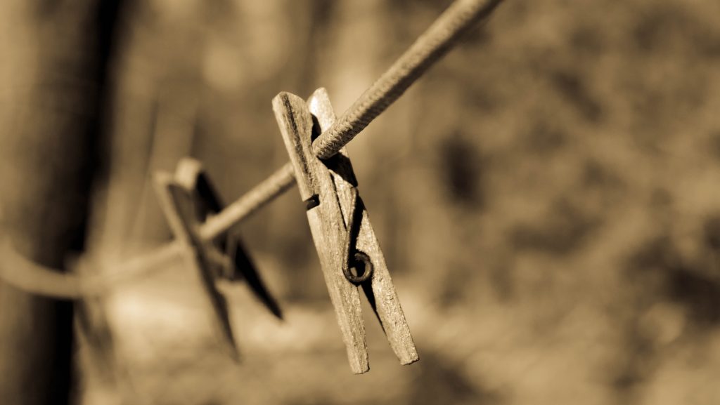 Sabe aquele salgadinho que não comemos todo e sempre sobra alguns na embalagem ainda ou aquele pacote de bolacha? Pois bem, nessas horas, instantemente colocando um prendedor de roupa para vender o saco e assim conservar o alimento. Bom, por mais cômodo e prático que seja fazer isso, saiba que você pode estar prejudicando a sua saúde! Afinal, podemos ou não usar o prendedor de roupa para fechar embalagens? Por mais inofensivo que pareça, fazer isso na intenção de conservar a sua comida, faz, na realidade, é contaminá-la. De forma geral, o prendedor de roupa vindo da lavanderia costuma ter mais bactérias e sujeiras que a cozinha, logo, essas impurezas vão direto para o alimento. Segundo especialistas, a melhor forma de conservar o alimento depois de aberto é olhar a validade e verificar as recomendações do fabricante. Por exemplo, alguns devem ficar em locais arejados, outros na geladeira e assim por diante. É sempre bom respeitar essas coordenadas, porque são elas que garantem a nossa segurança e prevenção de qualquer doença ou intoxicação. Sem falar que alguns deles ainda recomendam manter fora da embalagem original, como em potes com tampa, por exemplo. De qualquer forma, se você quiser ainda assim mantê-lo no saco original, não pegue os pregadores de roupa da sua lavanderia! Se possível, compre alguns específicos para ficar na sua cozinha, mesmo que os modelos sejam idênticos ou dos mesmos utilizados na área de serviço. Outra coisa que você pode fazer é vedar essas embalagens com fita adesiva ou clips, já que são alternativas mais seguras também.
