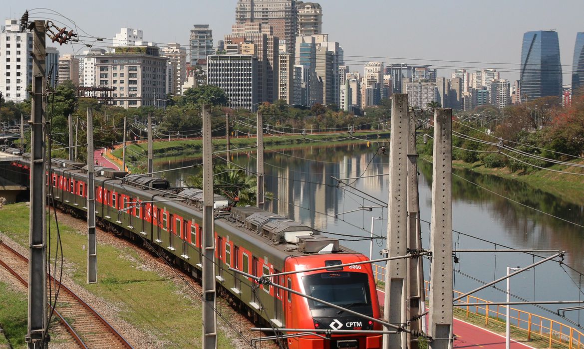 São Paulo - Trem da Companhia Paulista de Trens Metropolitanos - CPTM na Marginal Pinheiros. Foto: Roverna Rosa/ Agência Brasil