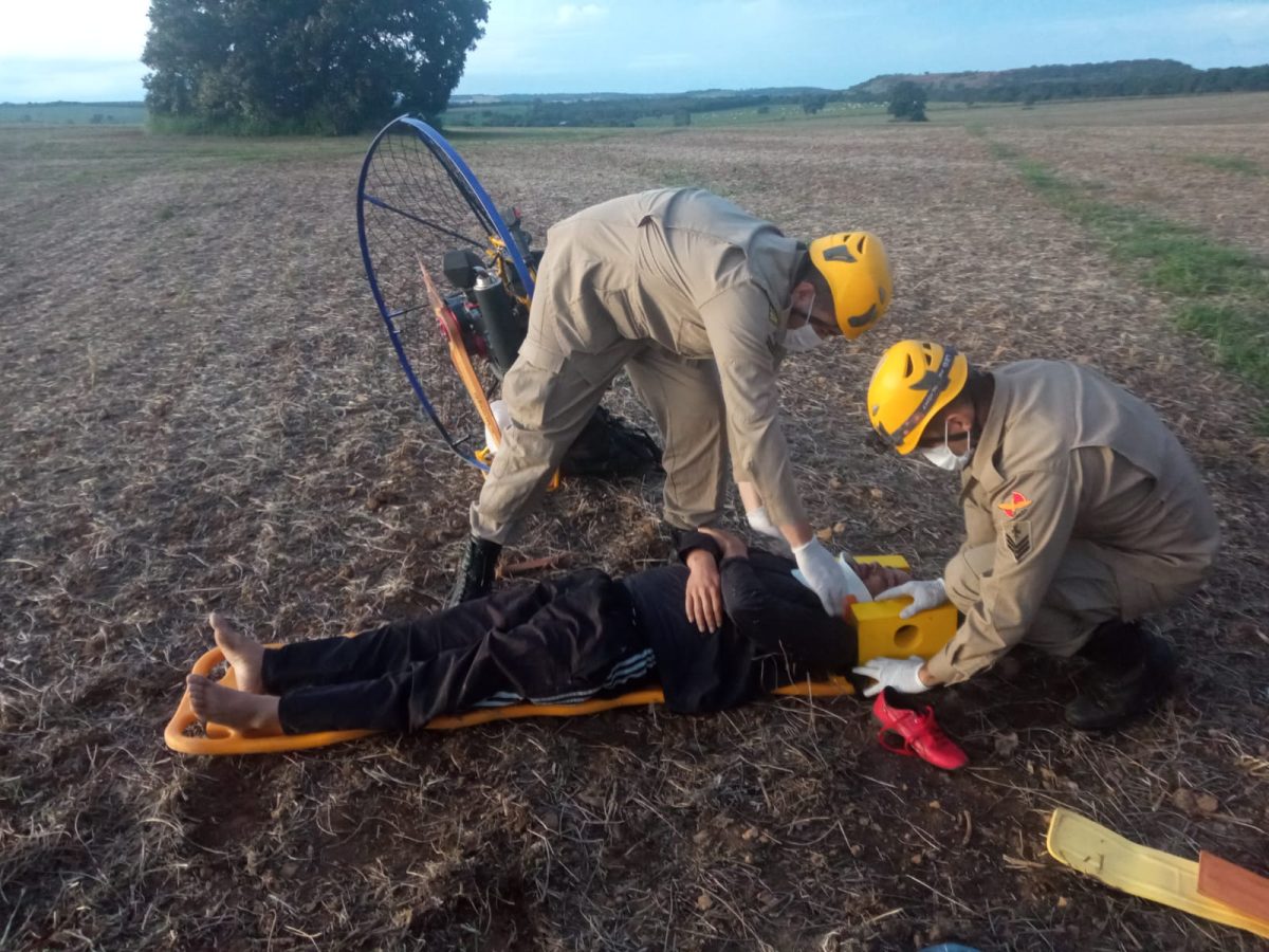 Homem cai de altura de 20 metros após perder controle de veículo aéreo em Goiás