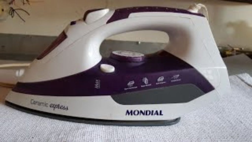 O jeito certo de limpar o ferro de passar roupa que poucos conhecem