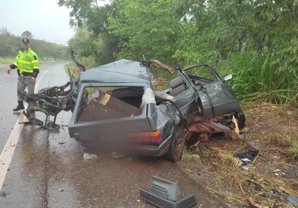 Carro ficou completamente destruído após se chocar com caminhão em trecho da GO-080 que passa por Goianésia. (Foto: Reprodução). 