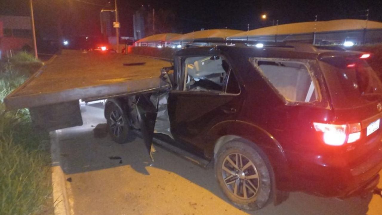 Motorista morre após carro bater contra caminhão de reboque em Goiânia