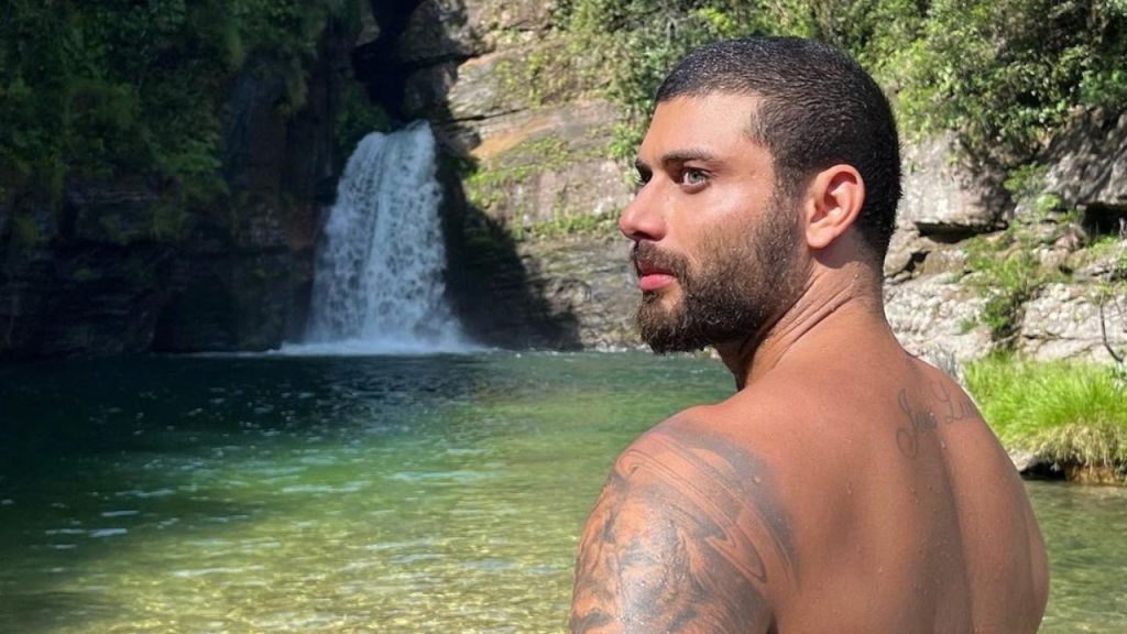 Jesus Luz posa nu em cachoeira na Chapada dos Veadeiros e internet faz pedido: “abre Onlyfans”