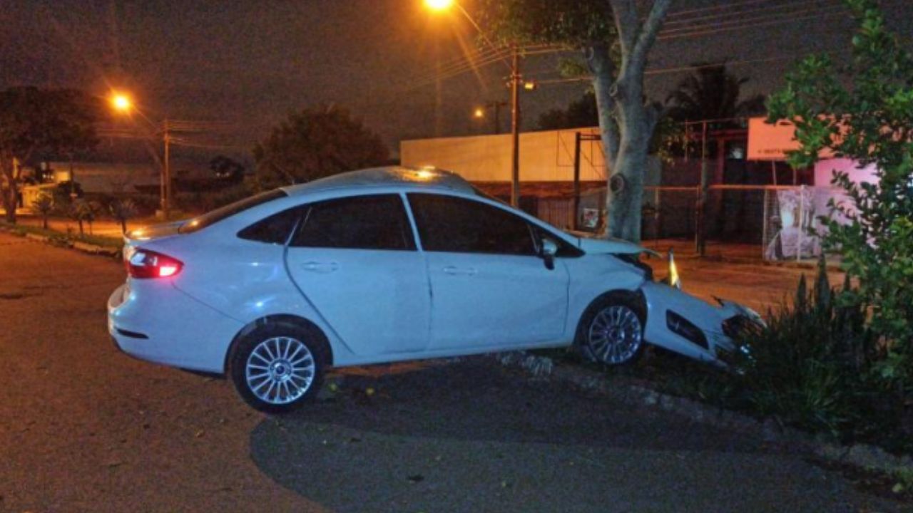 Homem morre após carro perder o controle, sair da pista e bater em árvore, em Goiânia