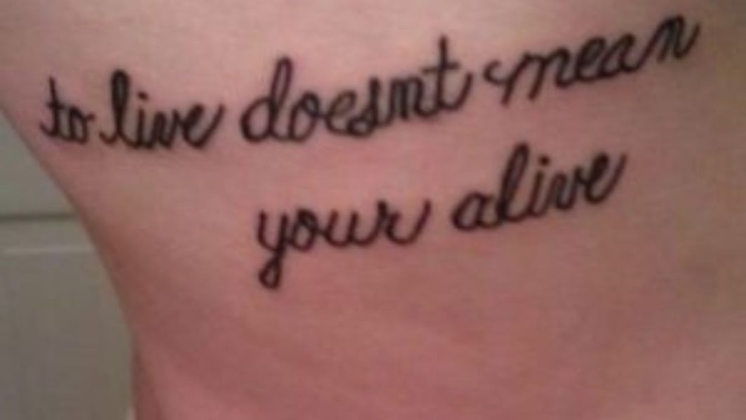 6 tatuagens com frases que carregam um significado especial - Portal 6