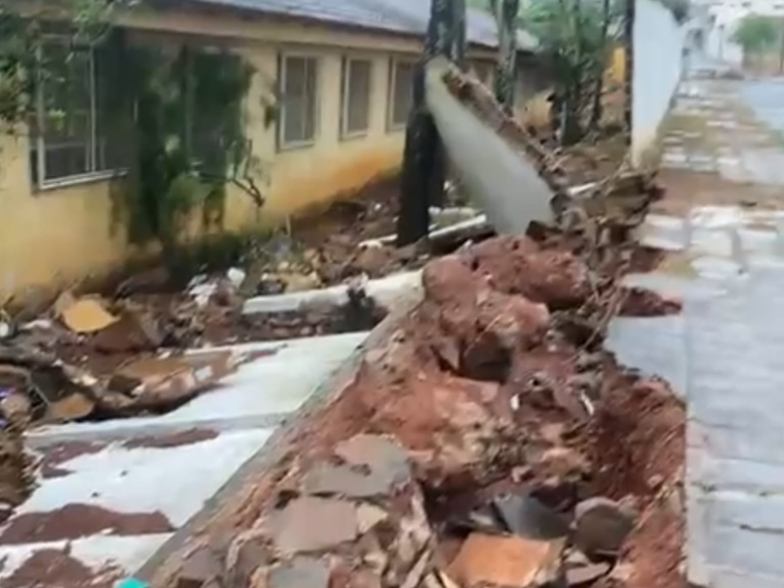 Temporal que caiu sobre Anápolis deixou novos rastros de destruição por toda a cidade; veja os vídeos