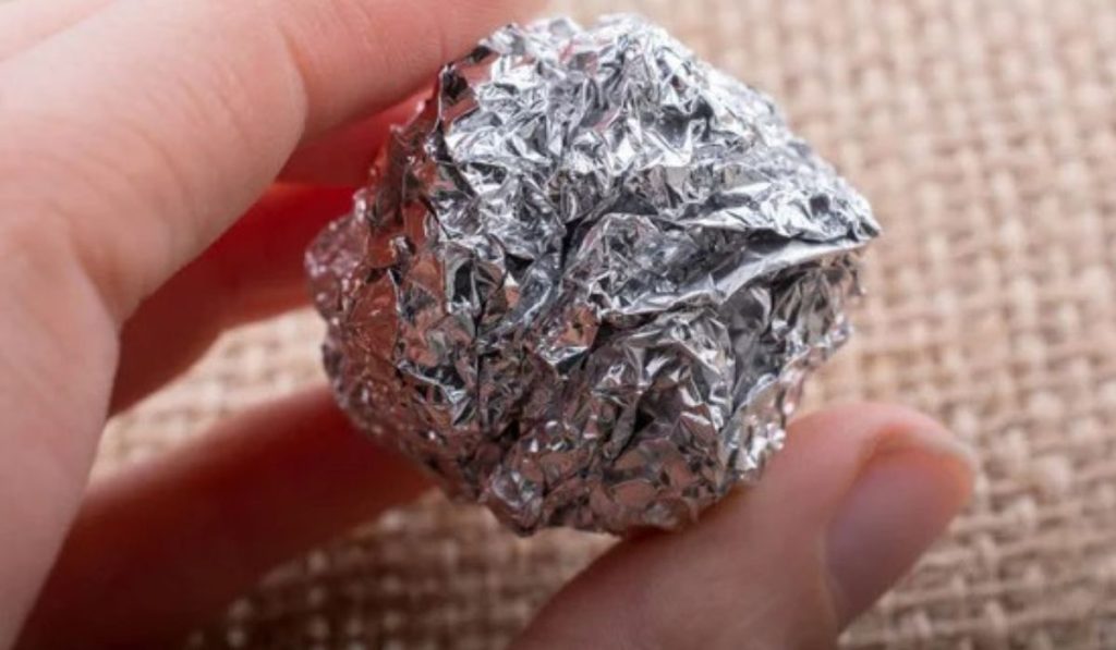 bola de papel alumínio