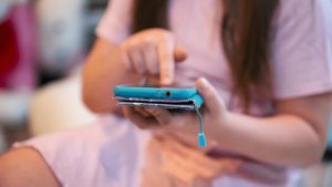 Espanha proibirá o acesso de menores de 16 anos às redes sociais, seguindo exemplos da Austrália e Nova Zelândia