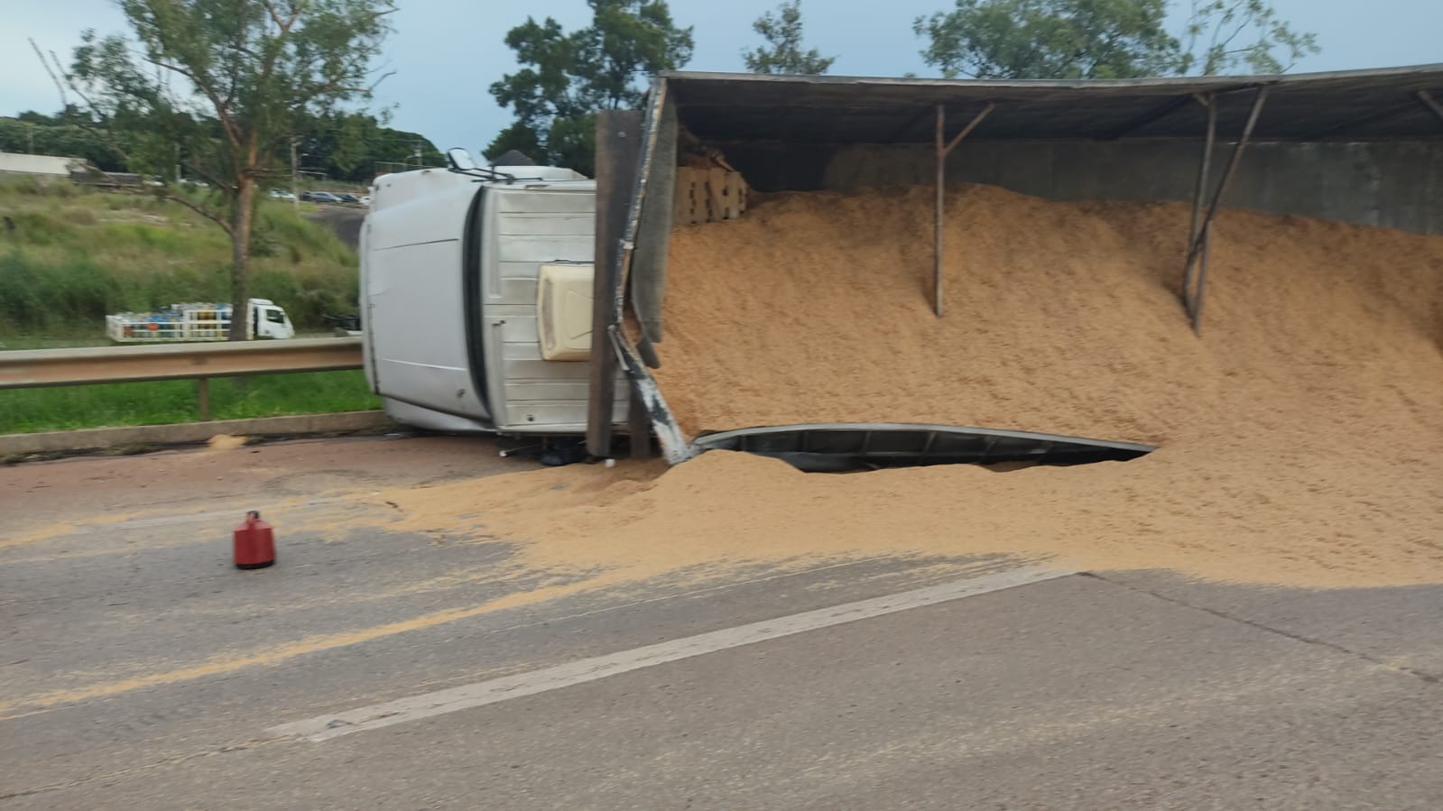 Carreta tomba no trevo da Havan e BR-060 fica interditada em Anápolis