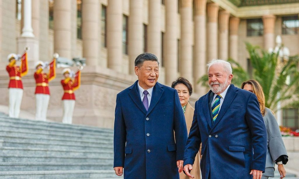 Lula encontra Xi, assina 15 acordos e diz que ninguém proibirá Brasil de aprimorar elo com China