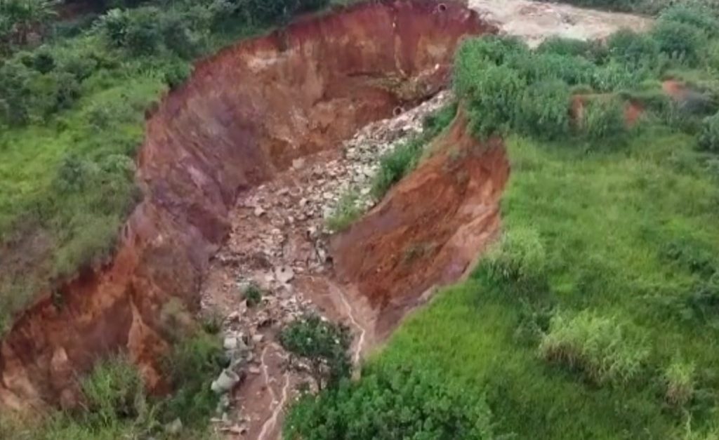 Gigante, cratera ameaça engolir residências e moradores temem pela vida em Anápolis