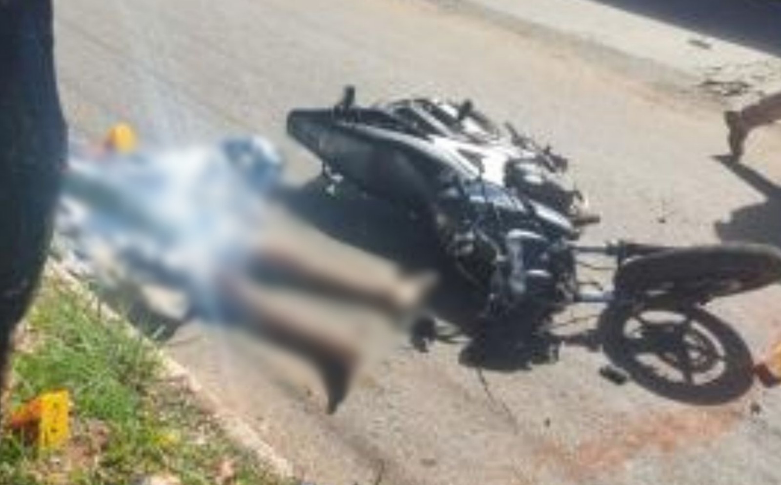 Motociclista morre após se chocar contra árvore em canteiro central, em Uruaçu