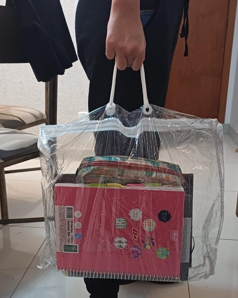 Estudantes improvisam após proibição do uso de mochilas em escolas municipais de Goiânia