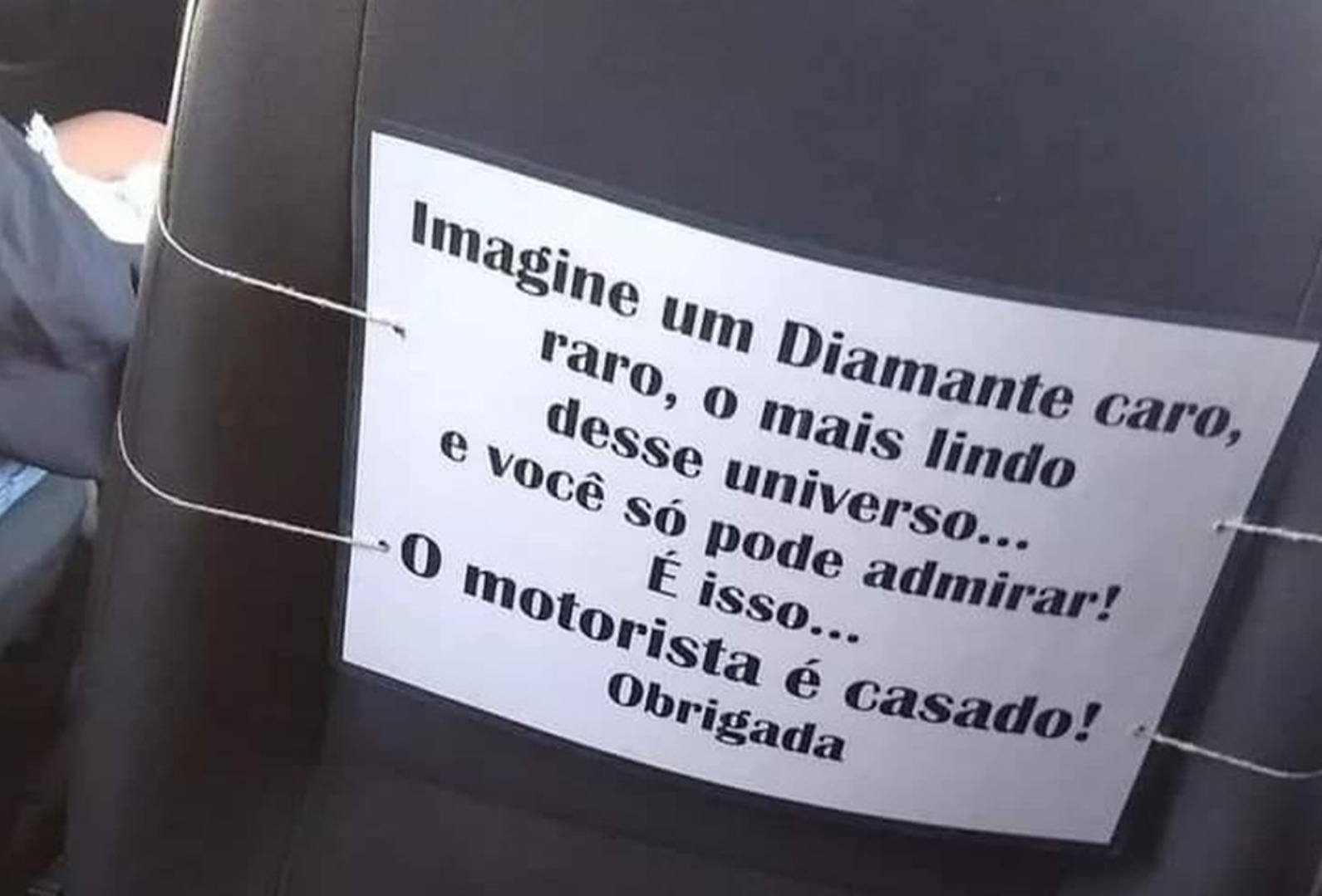 Placa colocada por esposa de motorista de app chama atenção dos passageiros