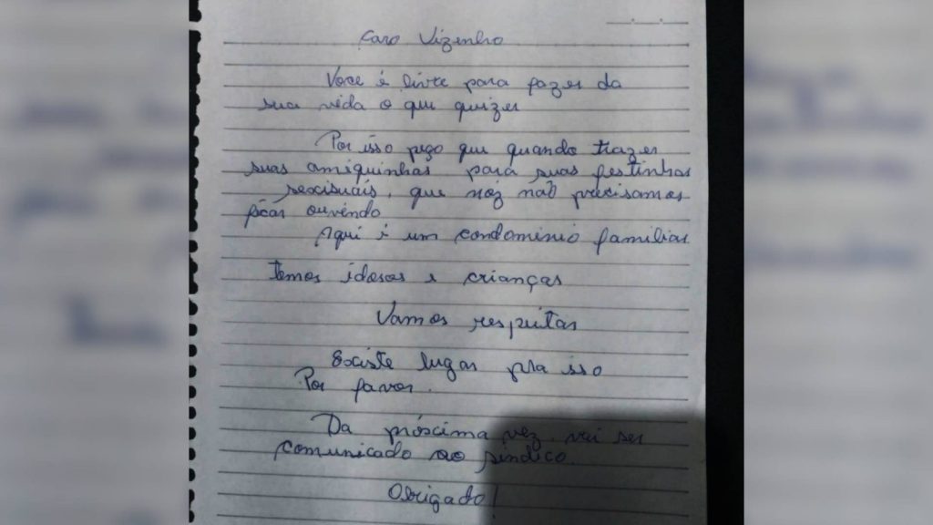 Morador fica surpreso ao encontrar bilhete que o vizinho deixou para ele