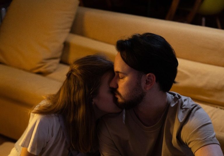 6 erros que você pode estar cometendo na hora do beijo sem saber