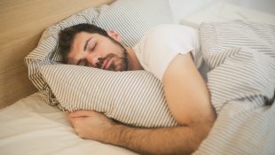 Método militar para dormir em apenas 2 minutos