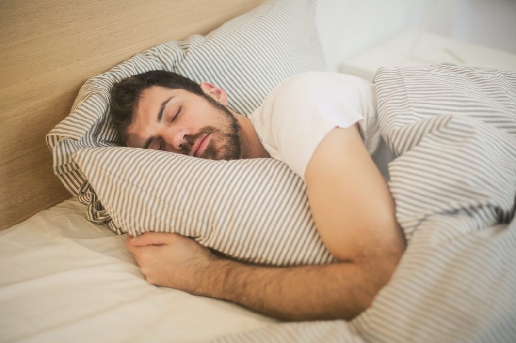 Método militar para dormir em apenas 2 minutos