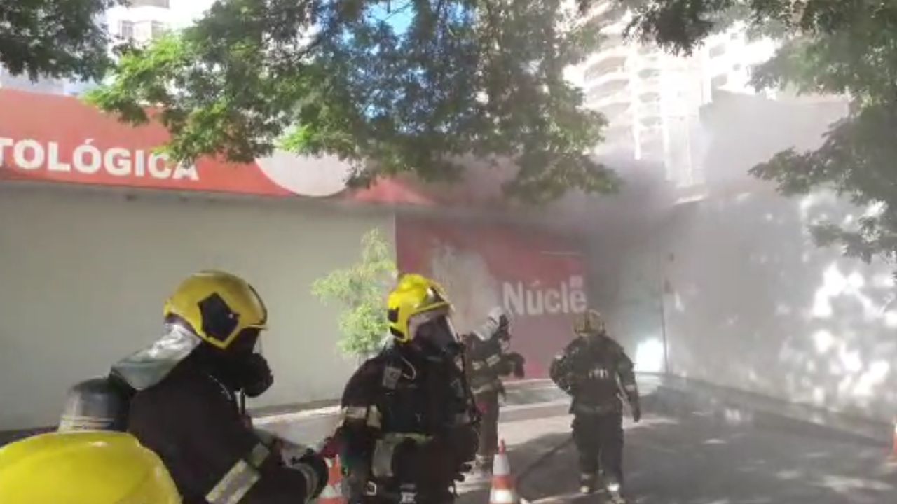 Corpo de Bombeiros contendo incêndio em Goiânia