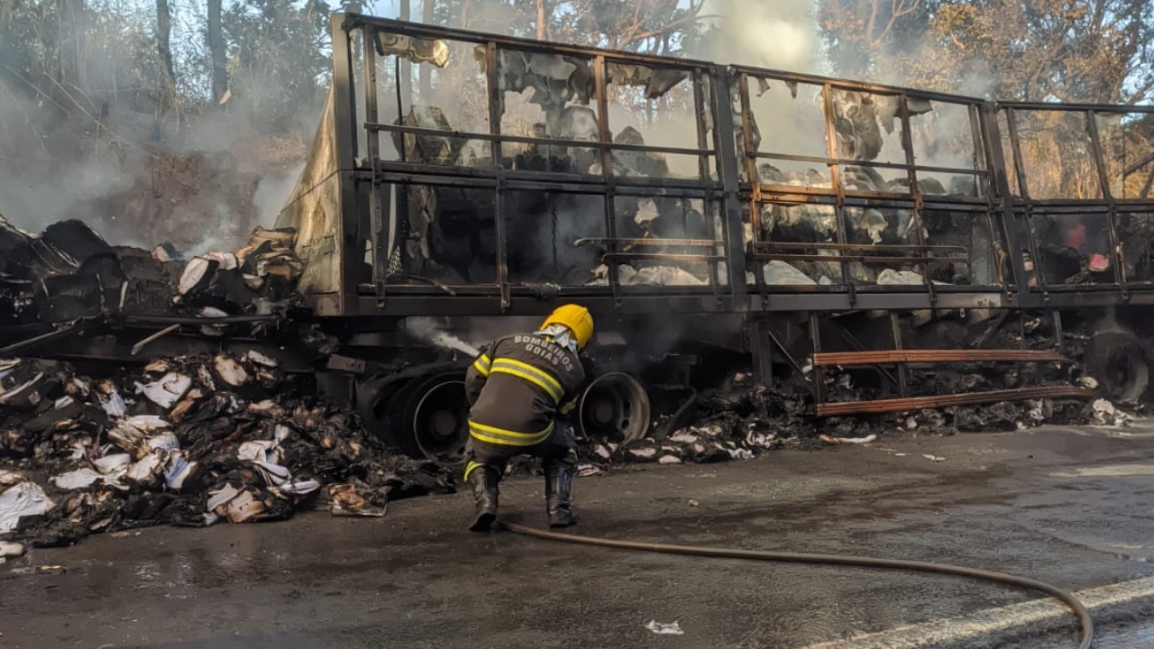 Colisão entre carretas carregadas com produtos inflamáveis provoca incêndio na BR-153