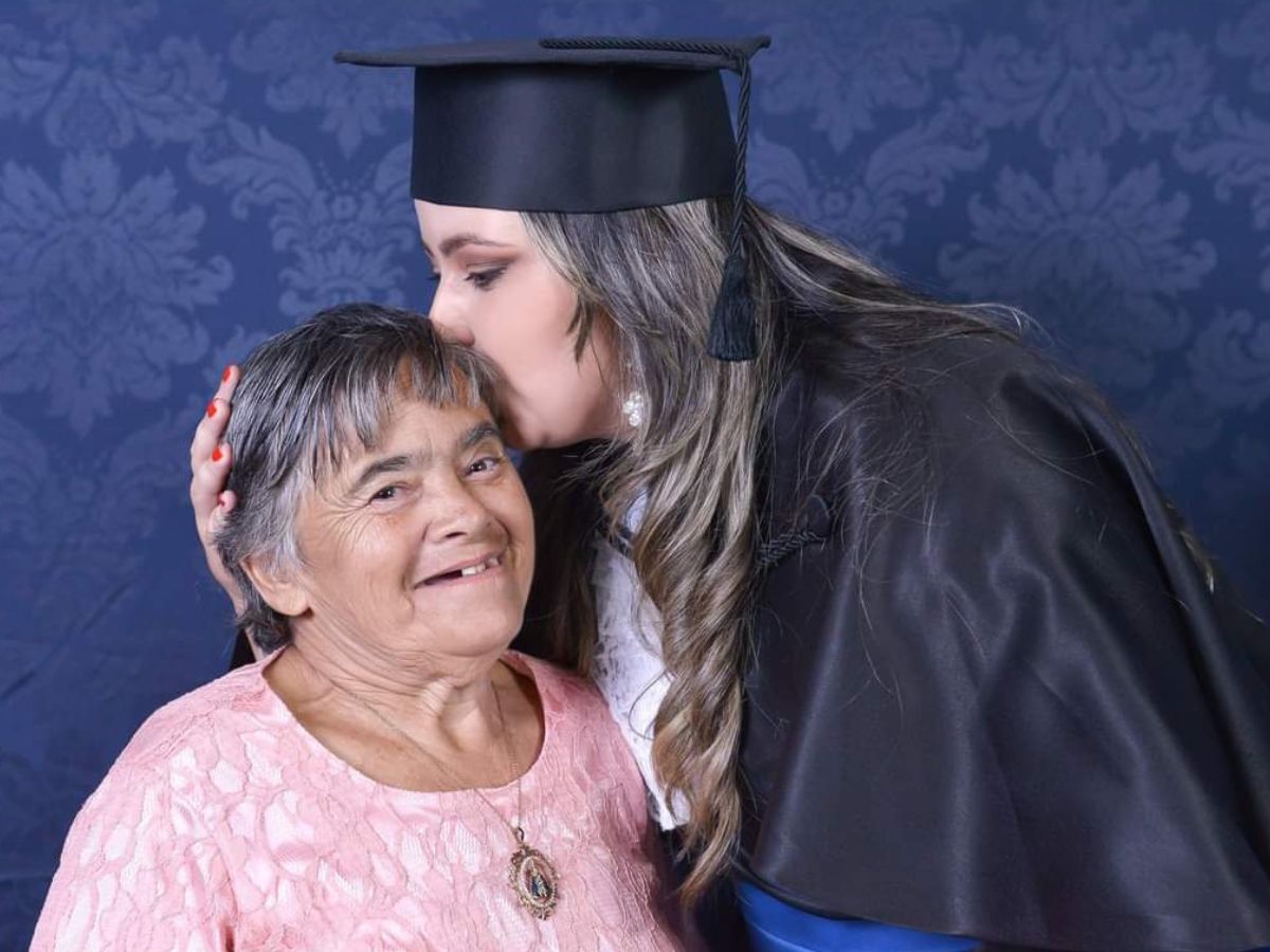 Dona Izabel com a filha. (Foto: Acervo Pessoal)