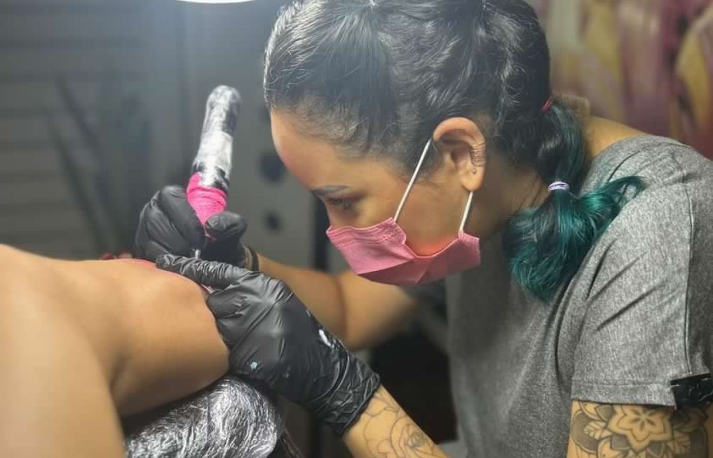 Movimento de tatuadoras com atendimento exclusivo para mulheres vira tendência em Goiânia