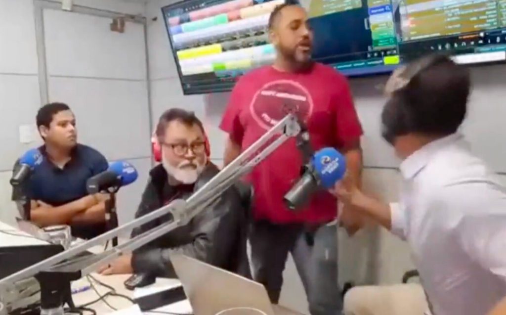 Homem invade estúdio de rádio e agride jornalistas durante programa ao vivo