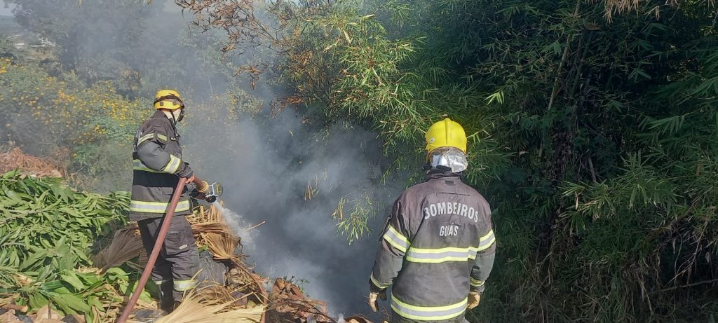 Carro cai em ribanceira, pega fogo e motorista foi encaminhado a UPA