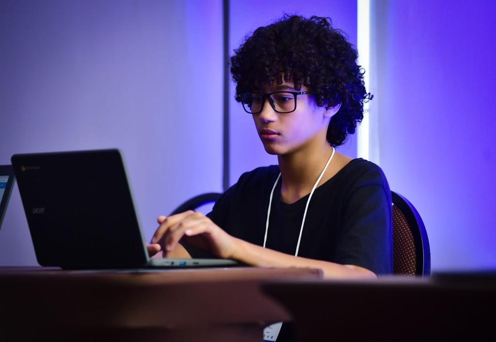 Goiânia é a primeira cidade do país a receber projeto que oferta laptops com internet para alunos e professores