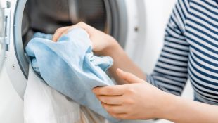 desamassar a roupa Entenda por que muitas donas de casa estão colocando açúcar na água sanitária
