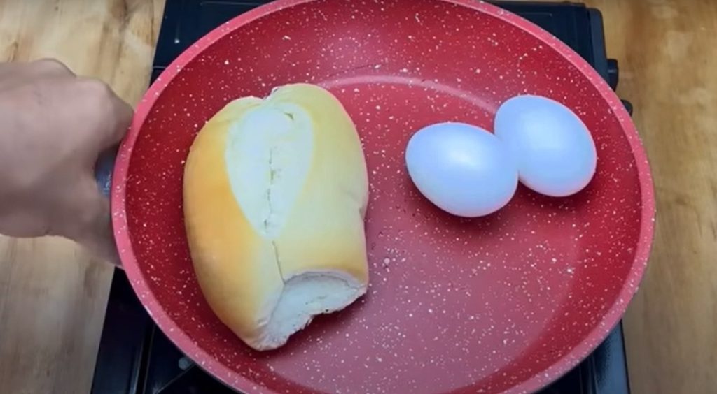 Este é o jeito mais rápido de fazer pão com o ovo e sem deixar a panela suja