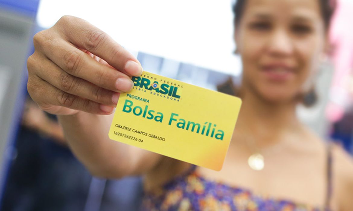6 benefícios que quem recebe Bolsa Família também têm direito no Brasil