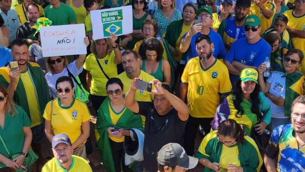 Manifestantes saem as ruas em Goiânia contra Projeto de Lei das Fake News