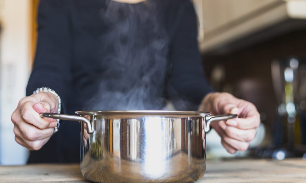 Truque antigo da vovó deixa panela de inox brilhando como espelho