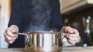 Truque antigo da vovó deixa panela de inox brilhando como espelho