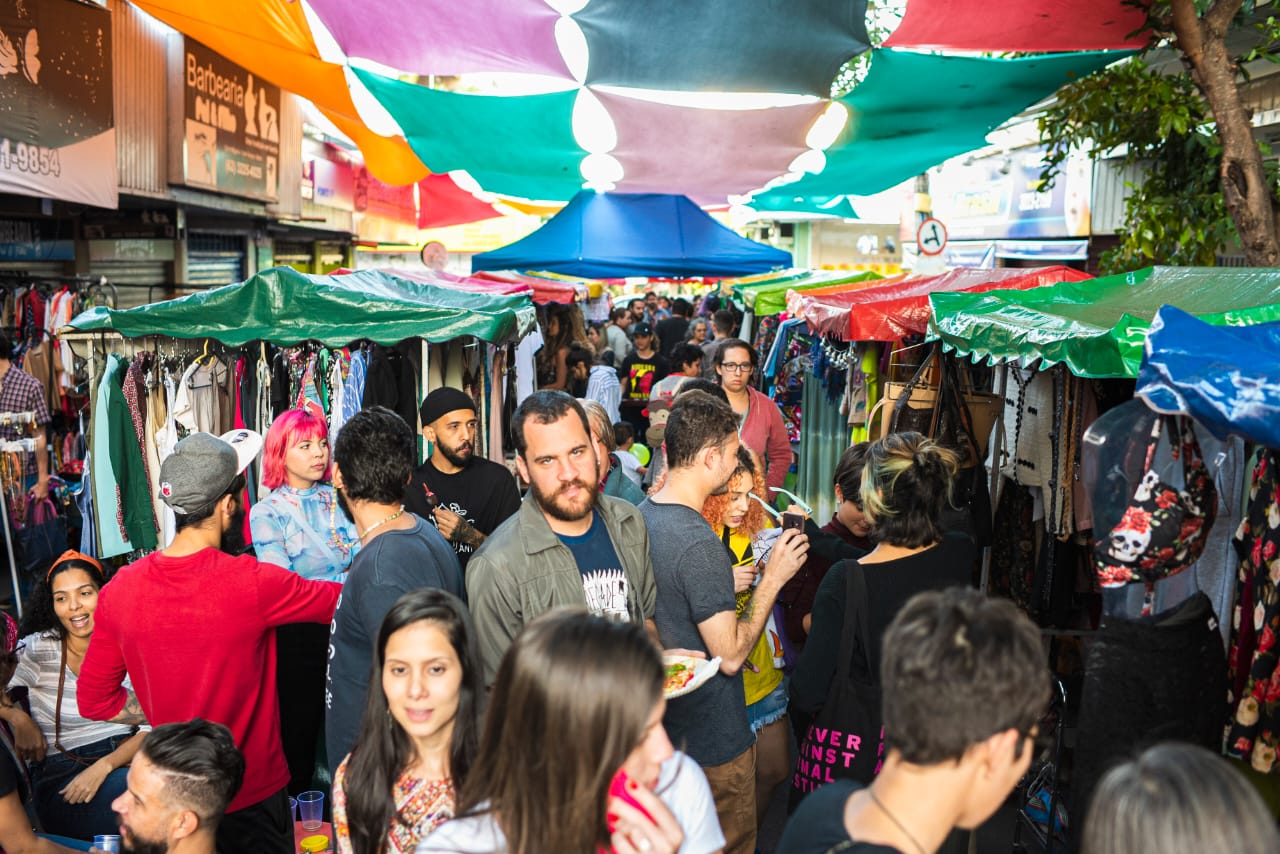 Encontro de brechó com mais de 100 tendas terá show ao vivo e roupas de grife em Goiânia