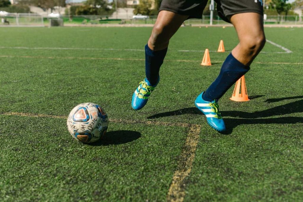 6 escolinhas de futebol de Goiânia para treinar os futuros atletas