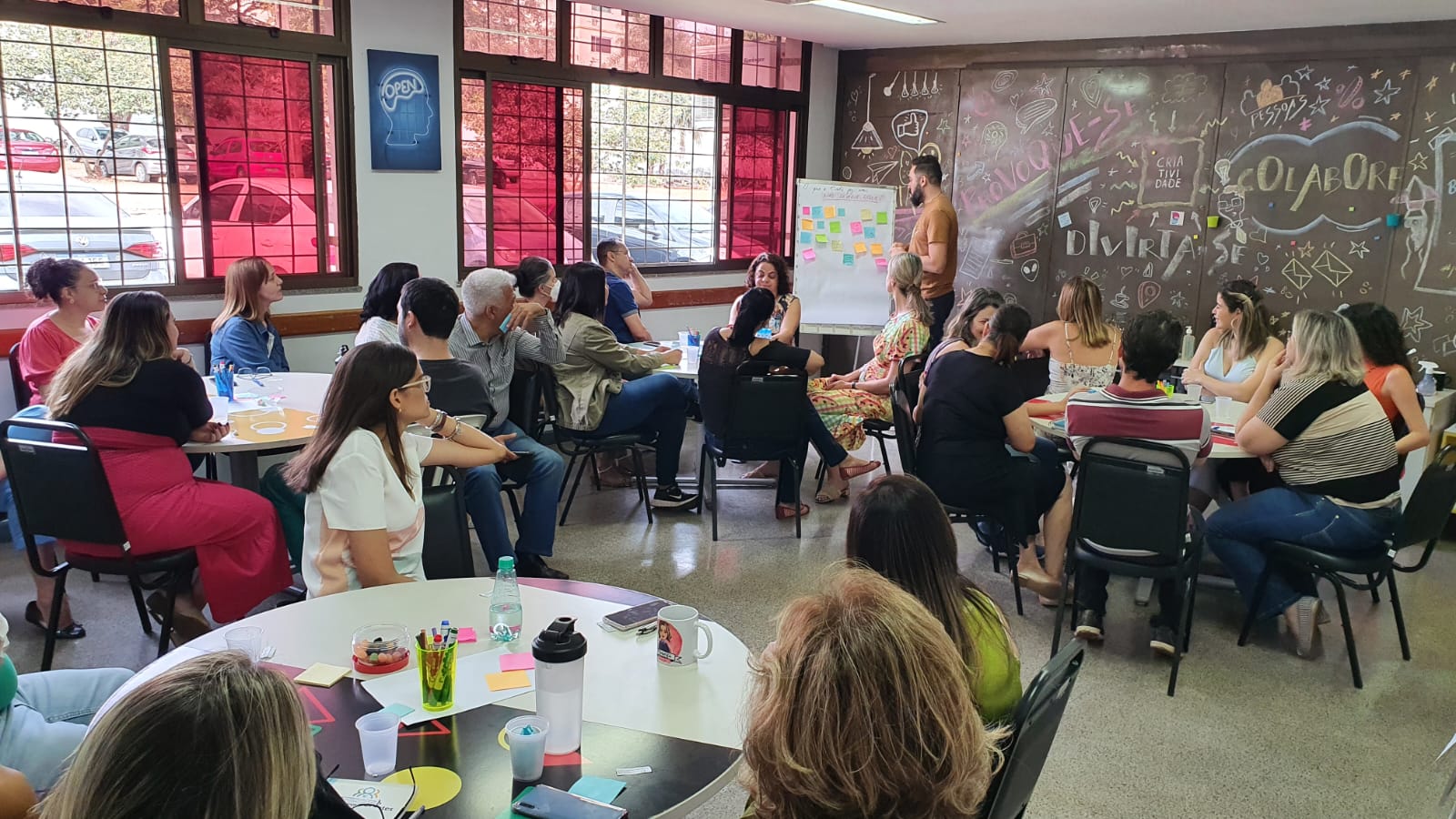 Imagem mostra equipe trabalhado em sala de aula. (Foto: Divulgação/Governo de Goiás)