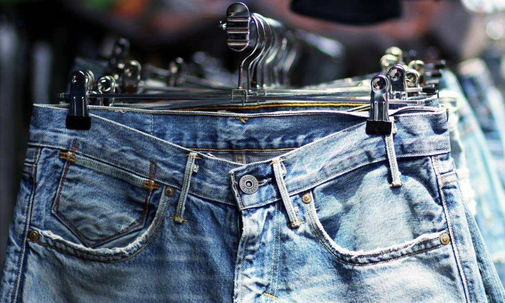 Essa é a frequência que você deve lavar suas roupas jeans