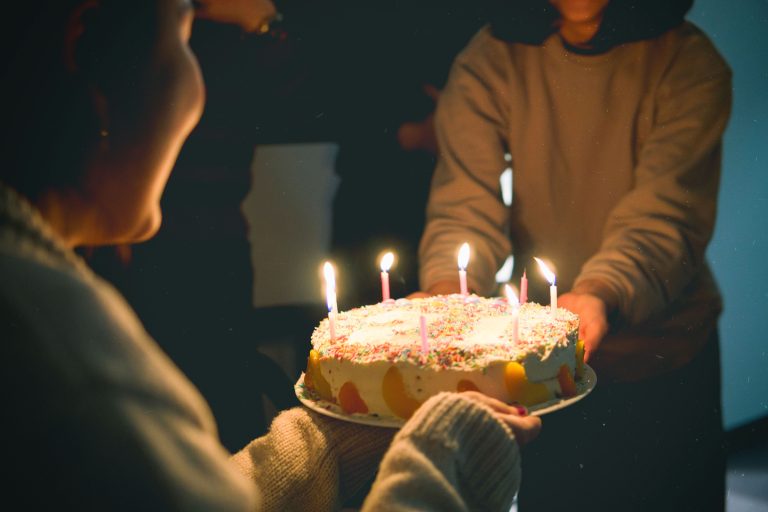 Mãe divide opiniões ao expor por que cancelou a festa de aniversário do filho de 8 anos