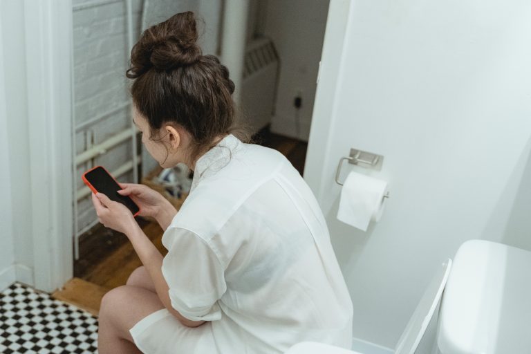 6 perigos de usar o celular no banheiro que a maioria das pessoas não conhecem