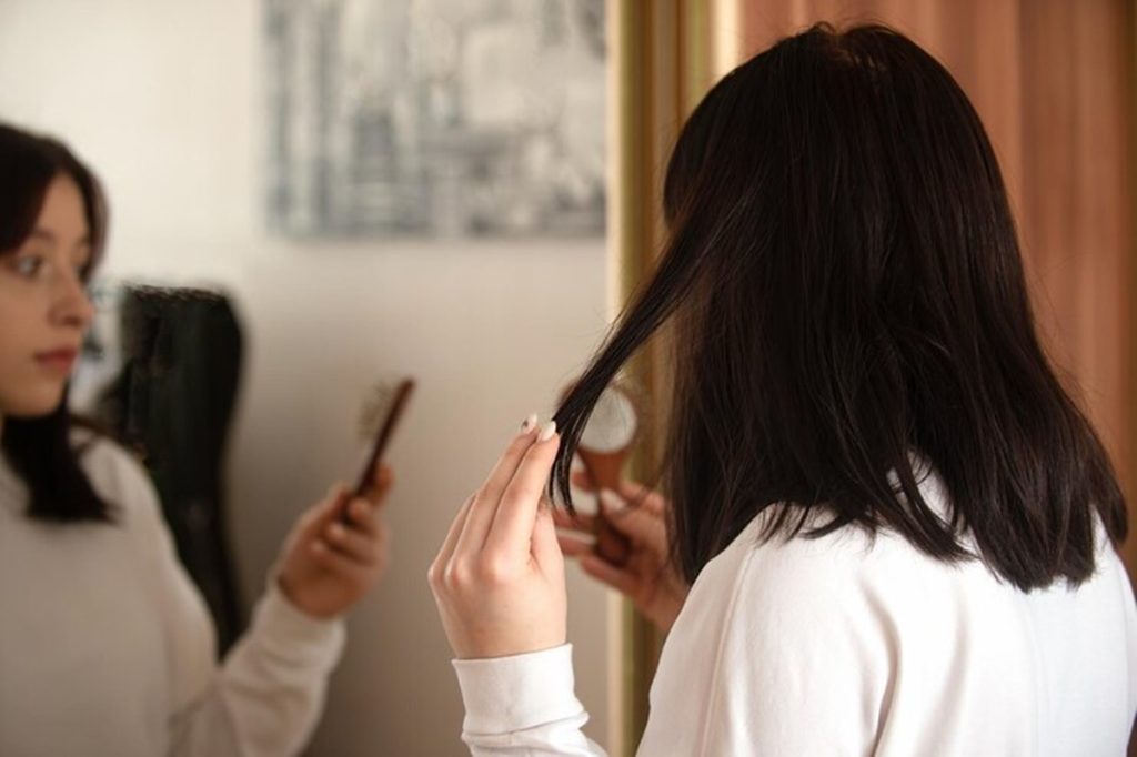 Não é o secador, nem a toalha: veja o método mais rápido para secar o cabelo sem danificar