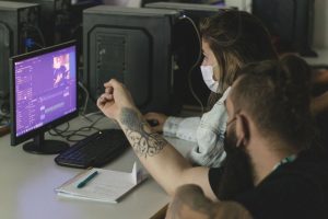 Escala 996: conheça a jornada defendida por empresas de tecnologia