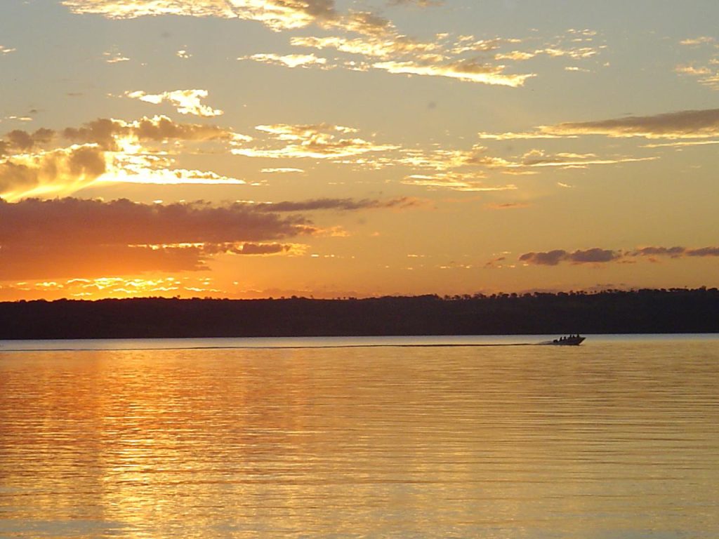 Pôr do sol no Lago Azul, muito procurado pelos amantes de pesca (Foto: Site Viagem Sem Frescura)