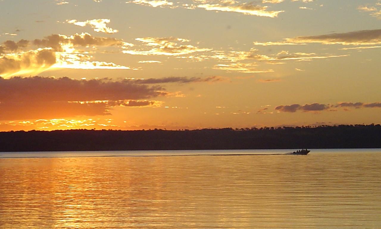 Pôr do sol no Lago Azul, muito procurado pelos amantes de pesca (Foto: Site Viagem Sem Frescura)