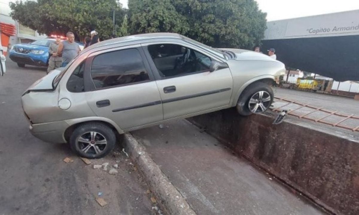 Caminhonete bate em carro e o lança contra mureta do Feirão do IAPC; veja vídeo